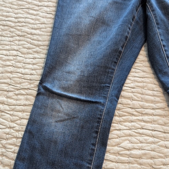 Old Navy Women's Skinny Jeans in Medium Blue - Picture 2 of 6